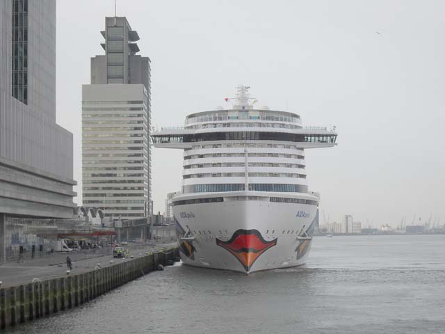 Cruiseschip ms AIDAperla van AIDA Cruises aan de Cruise Terminal Rotterdam